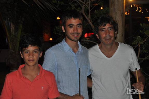 O Guto, irmão do Rodrigo, com o filho Lulu e o sobrinho Antonio, no hotel em Fortim, no litoral do Ceará